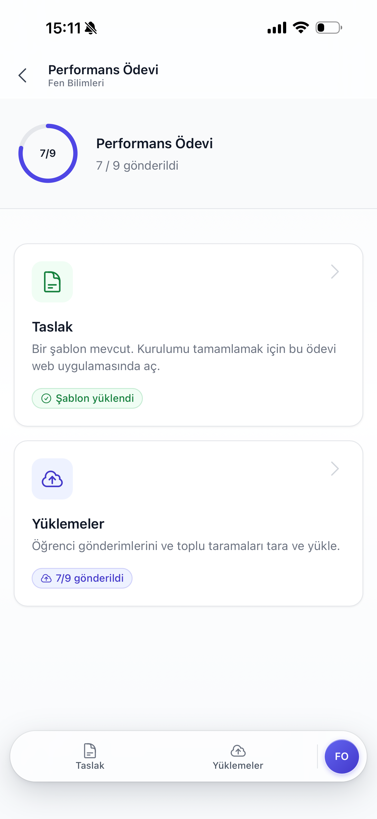 Performans Ödevi detayı; 7/9 ilerleme, Taslak kartında "Şablon yüklendi" yeşil rozeti, Yüklemeler kartında "7/9 gönderildi" rozeti.