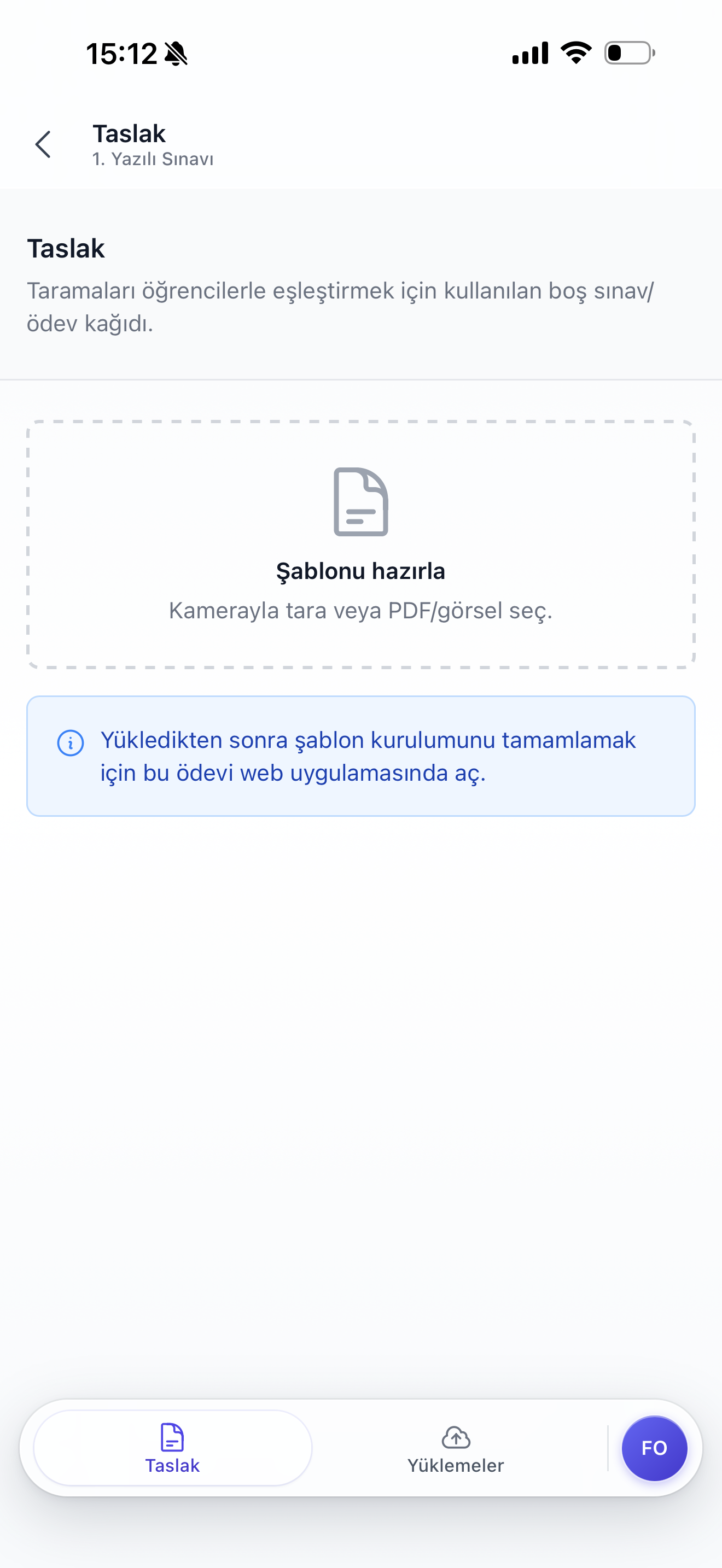 Taslak ekranı; "Şablonu hazırla — Kamerayla tara veya PDF/görsel seç" sürükle-bırak alanı ve mavi bilgi kutusunda "Yükledikten sonra şablon kurulumunu tamamlamak için bu ödevi web uygulamasında aç" mesajı.