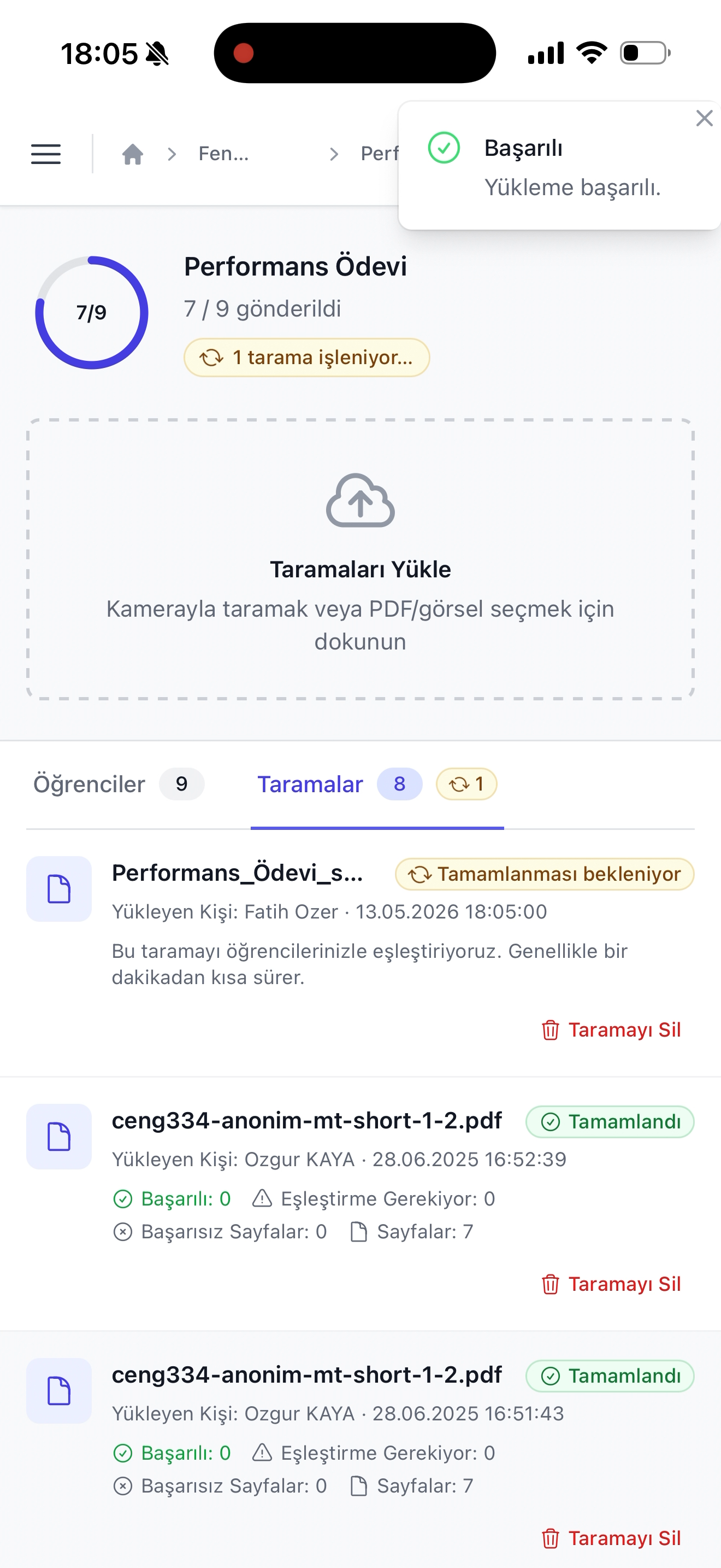 Yüklemeler ekranı; üstte 7/9 ilerleme, "1 tarama işleniyor" rozeti, sağ üstte yeşil "Başarılı: Yükleme başarılı" toast; sekmeler: Öğrenciler 9, Taramalar 8 (1 işleniyor); listede en üstte Performans_Ödevi_s... taraması "Tamamlanması bekleniyor", altında iki ceng334-anonim-mt-short-1-2.pdf taraması "Tamamlandı" rozetli.