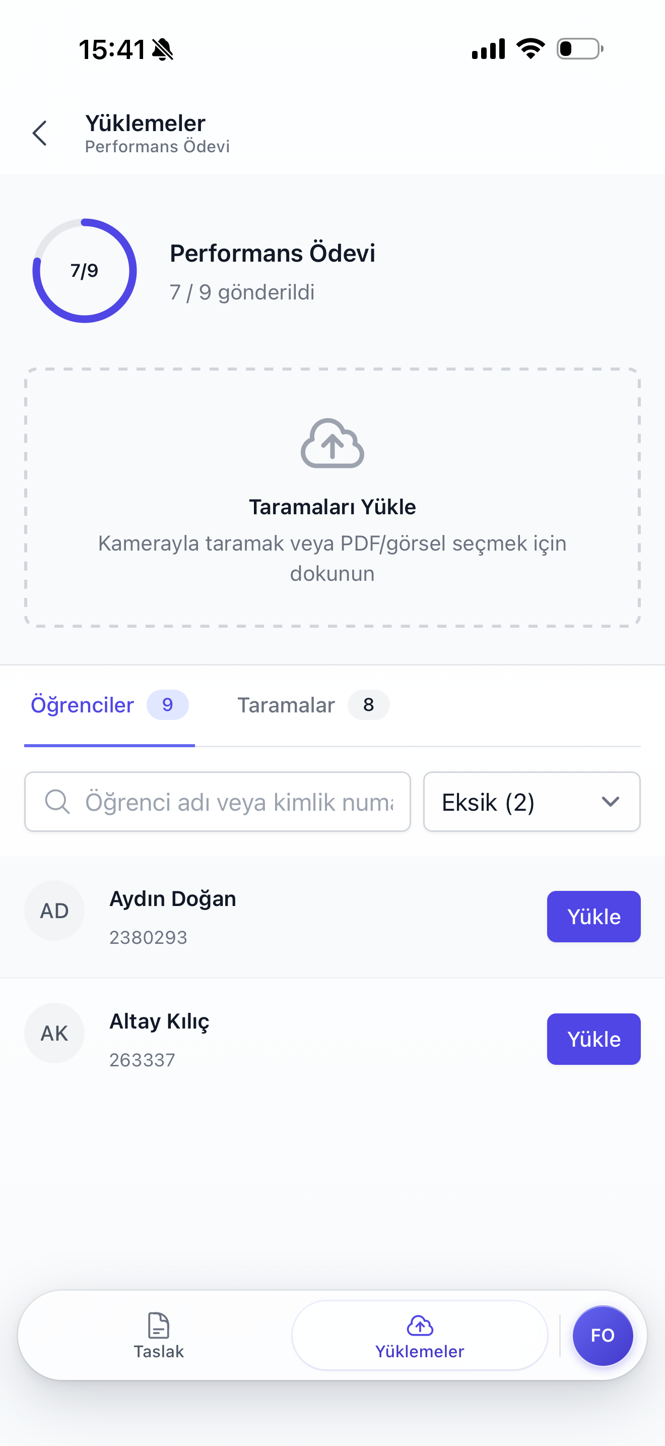 Yüklemeler ekranı - Öğrenciler sekmesi; üstte Taramaları Yükle alanı, Öğrenciler 9 / Taramalar 8 sekmeleri; arama kutusu, yanında "Eksik (2)" filtre; listede Aydın Doğan (2380293) ve Altay Kılıç (263337) satırları, her birinin sağında mor Yükle düğmesi.